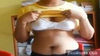 Desi girl showing boobs to boyfreind on vc