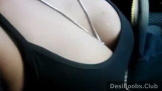 Cab driver pressing big boobs of desi girl