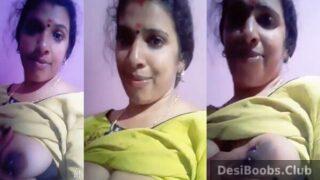 Marwari bhabhi milking juicy desi nipples