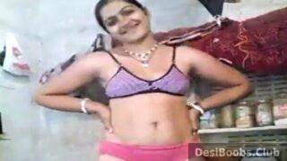 Rajasthani bhabhi flexing hot desi boobs