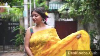 Bouncing big tits of sexy bhabhi in yellow saree